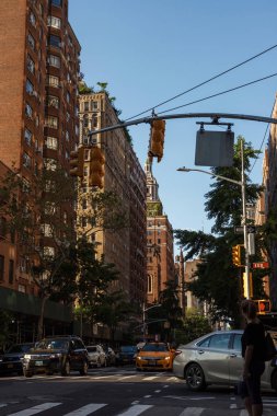 New York, Ny / Usa - 27 Mayıs / 2019: New York mimarisi. İnsanlar uzun gökdelenlerin arasında yürür cadde boyunca.