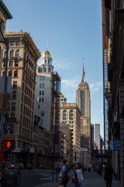New York, Ny / Usa - 27 Mayıs / 2019: New York mimarisi. İnsanlar uzun gökdelenlerin arasında yürür cadde boyunca.
