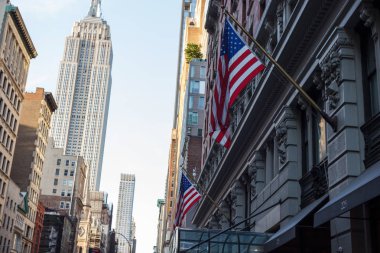 New York, Ny / Usa - 27 Mayıs / 2019: New York mimarisi. İnsanlar uzun gökdelenlerin arasında yürür cadde boyunca.