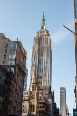 New York, Ny / Usa - 27 Mayıs / 2019: New York mimarisi. İnsanlar uzun gökdelenlerin arasında yürür cadde boyunca.