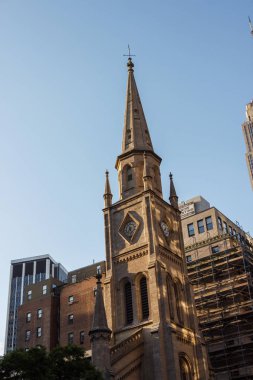 New York, Ny / Usa - 27 Mayıs / 2019: New York mimarisi. İnsanlar uzun gökdelenlerin arasında yürür cadde boyunca.