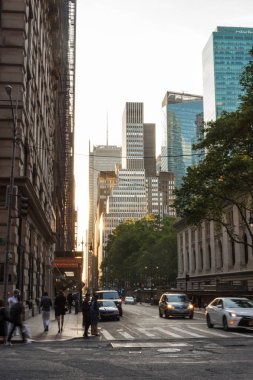 New York, Ny / Usa - 27 Mayıs / 2019: New York mimarisi. İnsanlar uzun gökdelenlerin arasında yürür cadde boyunca.
