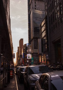New York, Ny / Usa - 27 / 27 / 2019: Arabalar New York gökdelenleri arasında bir otoparkta duruyor. Büyük şehirde gün batımı.