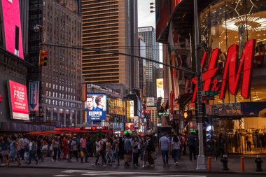 New York, Ny / Usa - 27 Mayıs / 2019: Günbatımında gökdelenler. Times Meydanı yakınlarında New York 'ta ışıklı reklamları olan uzun evler, birçok insan caddelerde yürüyor.