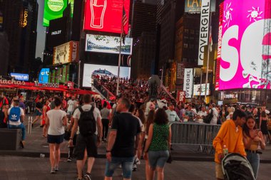 New York, Ny / Usa - 27 Mayıs / 2019: Geceleri gökdelenler. Times Meydanı yakınlarında New York 'ta ışıklı reklamları olan uzun evler, birçok insan caddelerde yürüyor.