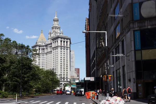 New York 'ta belediye binasının yanında çeşmesi olan bir park. Büyük şehirde bir yaz günü meydan