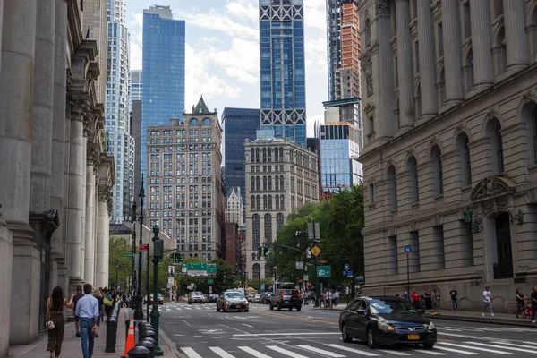 New York, Ny / Usa - 27 Mayıs / 2019: Gökdelenleri gökdelenli New York caddesi. İnsanlar büyük bir şehrin sokaklarında yürüyor..