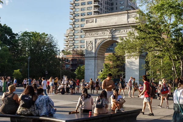New York, Ny / Usa - 27 / 27 / 2019: İnsanlar güneşli bir yaz gününde Washington Square Park 'ta yürüyor.