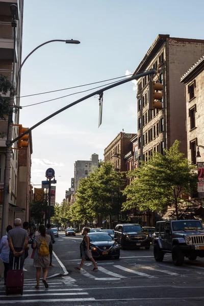 New York, Ny / Usa - 27 Mayıs / 2019: New York mimarisi. İnsanlar uzun gökdelenlerin arasında yürür cadde boyunca.