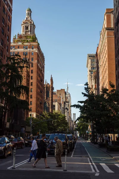 New York, Ny / Usa - 27 Mayıs / 2019: New York mimarisi. İnsanlar uzun gökdelenlerin arasında yürür cadde boyunca.