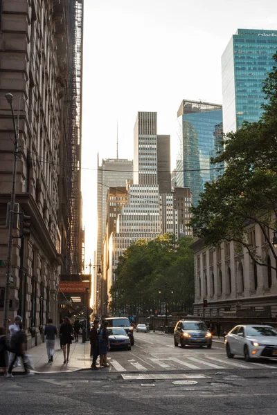 New York, Ny / Usa - 27 Mayıs / 2019: New York mimarisi. İnsanlar uzun gökdelenlerin arasında yürür cadde boyunca.