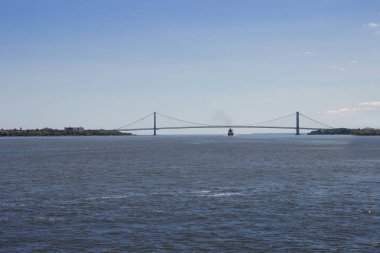 Gemi köprünün altındaki koyda yelken açar. Göletin arasında büyük bir köprü var. New York, Amerika Birleşik Devletleri