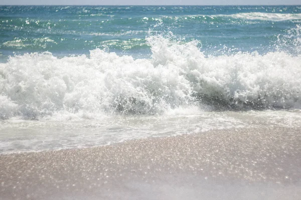夏天的背景晴天 海浪在蓝色的大海中摇曳 汹涌澎湃的大海 — 图库照片