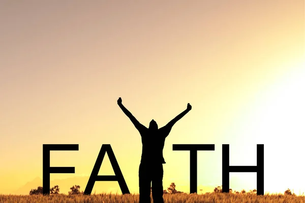 İnanç metin bir alanda gün doğumunu kutlama adamla