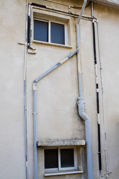 Windows ve eski bir apartman dış borular 