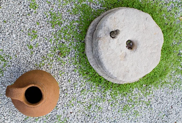 Geleneksel Yunan ve Kıbrıs taş değirmen ve kil pot üstten görünüm