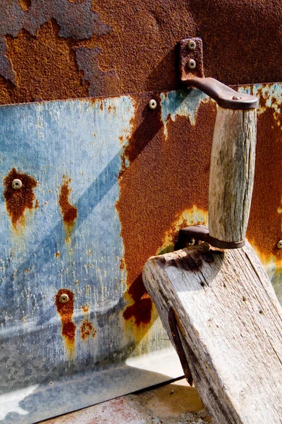 Geleneksel Yunan ve Cyrus çukur paslı fırın kapağı kapalı ahşap bir yönetim kurulu tarafından düzenlenen