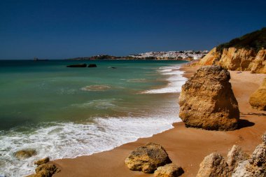 Görünümü Albufeira, Güney Portekiz Algarve bölgesinin Faro kayalıklarla ve sahil