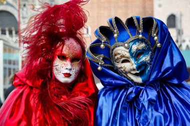 Renkli karnaval çift kırmızı-mavi maske ve kostüm geleneksel Festivali Venedik, İtalya