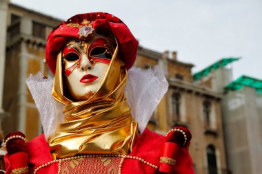 Karnaval kırmızı-altın maske ve kostüm geleneksel Festivali Venedik, İtalya