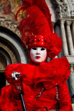 Renkli karnaval kırmızı maske ve kostüm geleneksel Festivali Venedik, İtalya