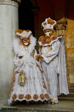 Renkli karnaval beyaz altın maske ve kostüm geleneksel Festivali Venedik, İtalya
