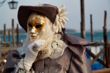 Renkli karnaval bej-altın maske ve kostüm geleneksel Festivali Venedik, İtalya