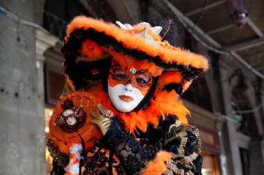 Renkli karnaval siyah-turuncu-altın maske ve kostüm geleneksel Festivali Venedik, İtalya