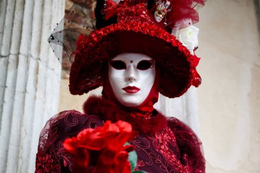 Renkli karnaval kırmızı-bordeaux maskesi ve kostüm geleneksel Festivali Venedik, İtalya