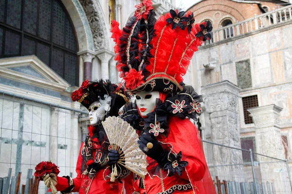 Carnaval Máscara Vermelho Preto Traje Festival Tradicional Veneza Itália — Fotografia de Stock