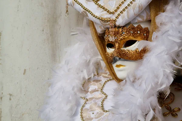 Carnaval Máscara Ouro Branco Traje Festival Tradicional Veneza Itália — Fotografia de Stock