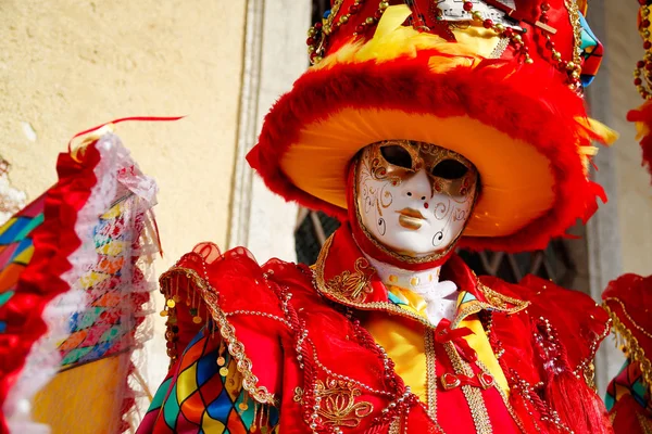 Renkli Karnaval Kırmızı Sarı Maskesi Kostüm Geleneksel Festivali Venedik Talya — Stok fotoğraf