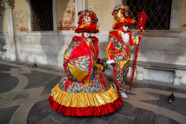 Carnaval Par Multicolor Máscara Vermelha Traje Festival Tradicional Veneza Itália — Fotografia de Stock