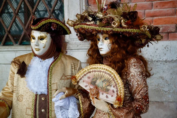 Karnaval çift kahverengi-altın maske ve geleneksel fes, kostüm — Stok fotoğraf