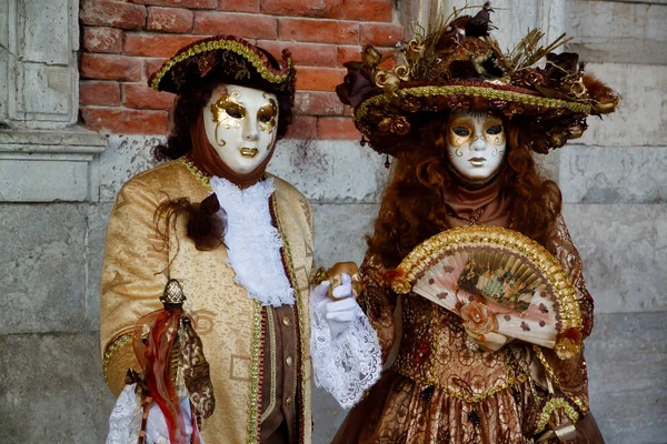 Bunte Karneval Gold Braune Maske Und Kostüm Auf Dem Traditionellen — Stockfoto