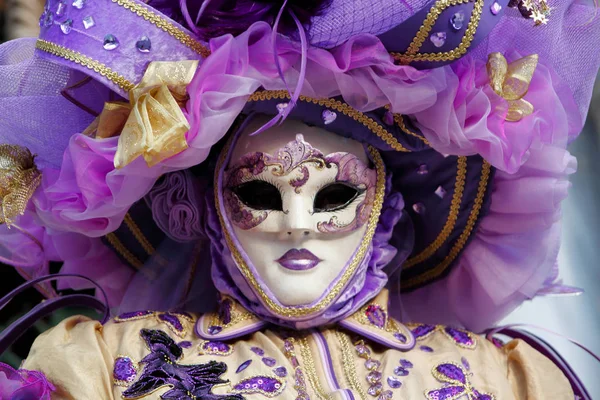 カーニバル パープル ベージュ ゴールド マスクと ヴェネツィアの伝統的な祭衣装 — ストック写真