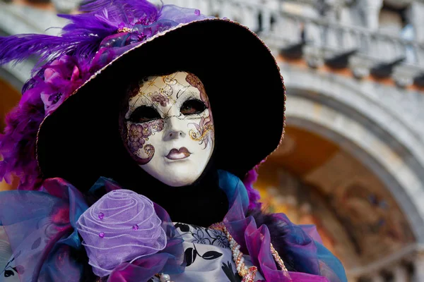 Färgglad karneval lila-Violetta mask och kostym på tradition — Stockfoto