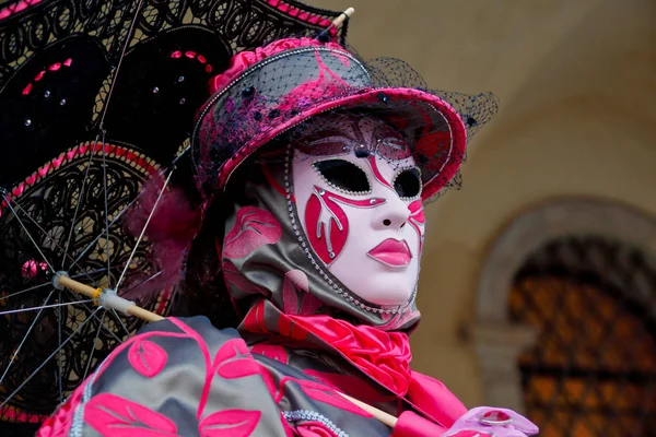 Carnaval Colorido Máscara Rosa Cinza Traje Festival Tradicional Veneza Itália — Fotografia de Stock