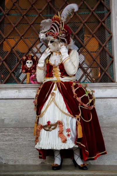 Carnaval Máscara Vermelho Branco Traje Festival Tradicional Veneza Itália — Fotografia de Stock
