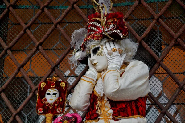 Carnaval Colorido Máscara Oro Rojo Traje Festival Tradicional Venecia Italia —  Fotos de Stock