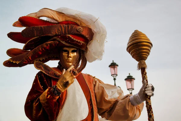 Carnaval Colorido Máscara Bege Marrom Ouro Traje Festival Tradicional Veneza — Fotografia de Stock