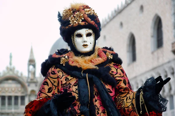Karnevalsmaske und Kostüm in Schwarz-Gold beim traditionellen Fest — Stockfoto