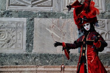 Karnaval kırmızı-siyah maske ve kostüm geleneksel Festivali 