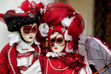 Karnaval çift kırmızı-beyaz maske ve kostüm geleneksel Festivali Venedik, İtalya