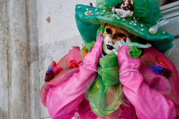 Carnaval Colorido Máscara Verde Rosa Traje Festival Tradicional Veneza Itália — Fotografia de Stock