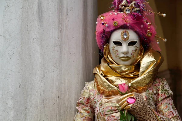 Carnaval Colorido Máscara Ouro Rosa Traje Festival Tradicional Veneza Itália — Fotografia de Stock