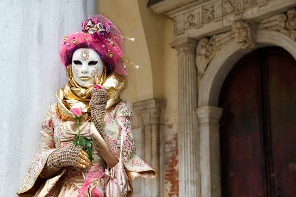 Carnaval Rosa Ouro Bege Máscara Traje Festival Tradicional Veneza Itália — Fotografia de Stock