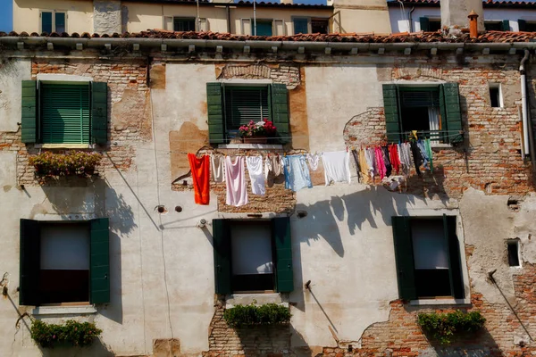 Venedik, İtalya. Eski ev yaz zamanında şehrin arka sokaklarında görüntülemek.