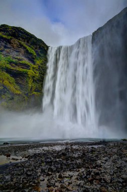 Skagafoss su sonbaharda yeşilliklerin görünümü