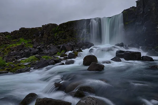 Πετρώματα Βασάλτη Εθνικό Πάρκο Thingvellir Δημιουργούν Αυτό Θεαματικό Καταρράκτη Ισλανδία — Φωτογραφία Αρχείου